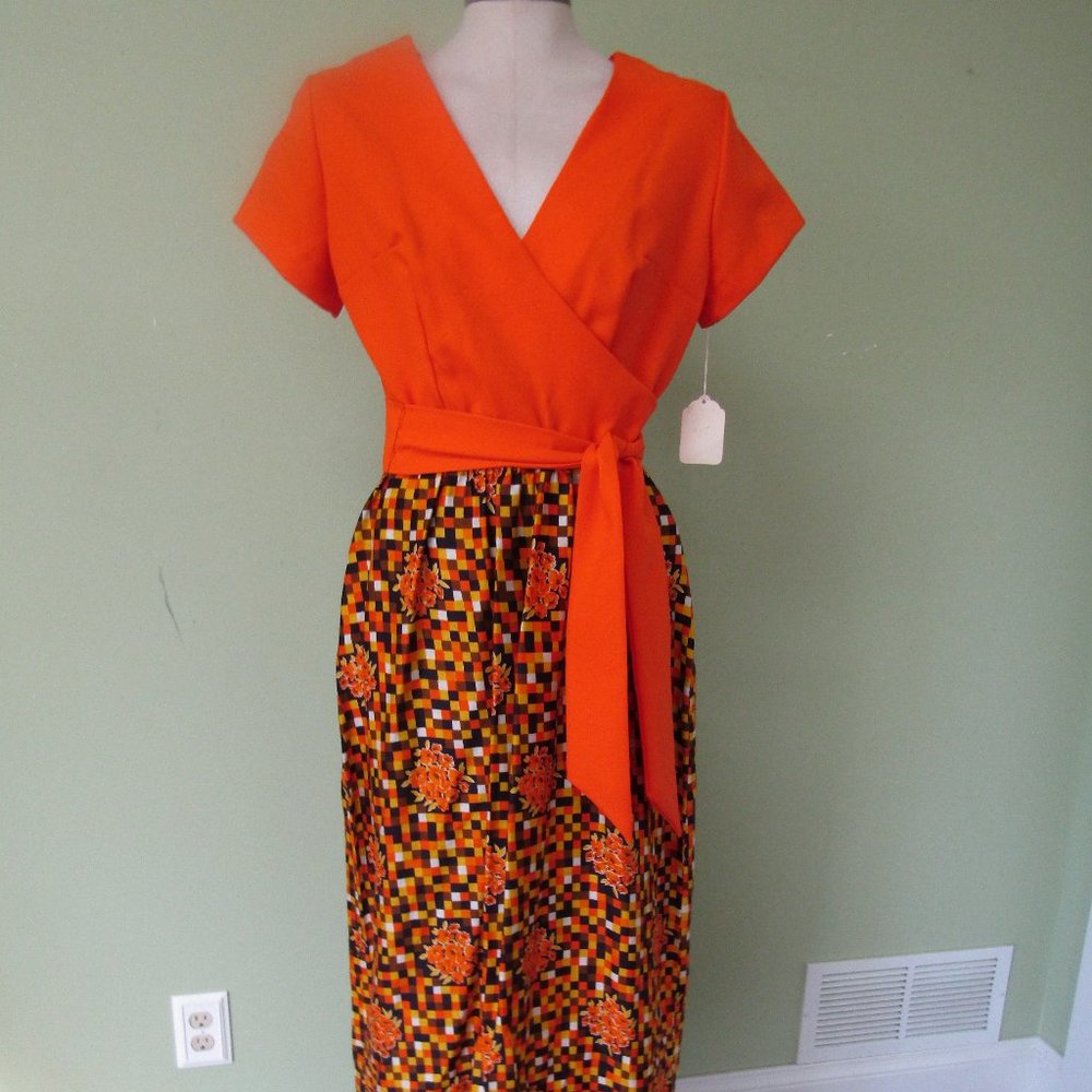 VINTAGE 1970'S "DUTCHMADE"  LADIES LONG DRESS / SIZE 32 / NWT